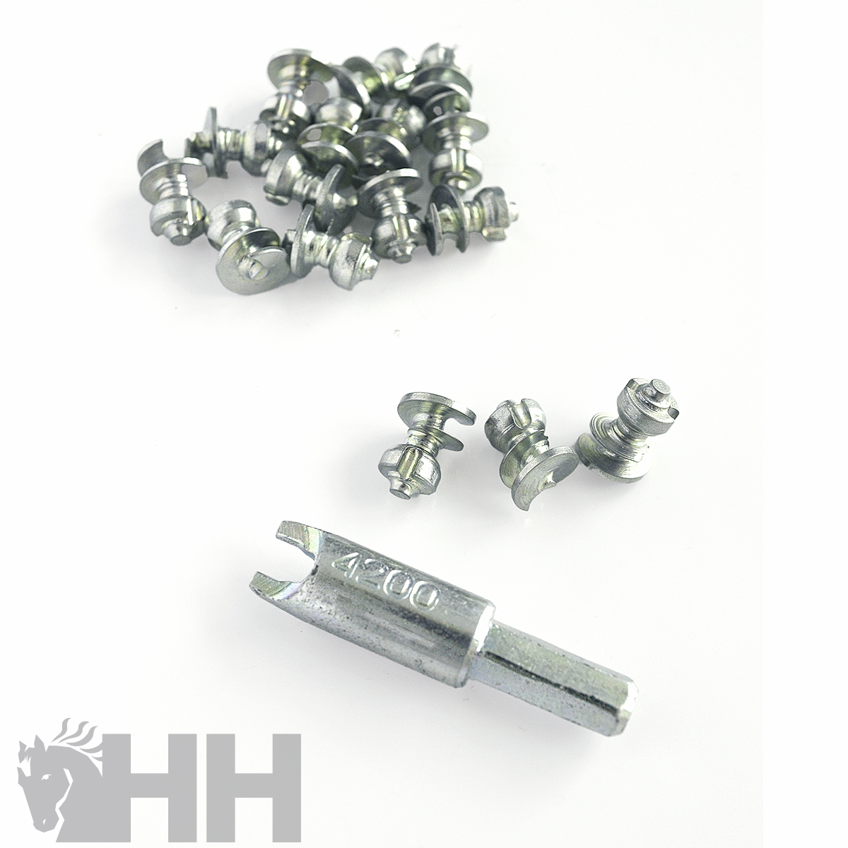Parafusos de metal prateados com ferramenta metálica 4200 sobre fundo branco com logótipo HH