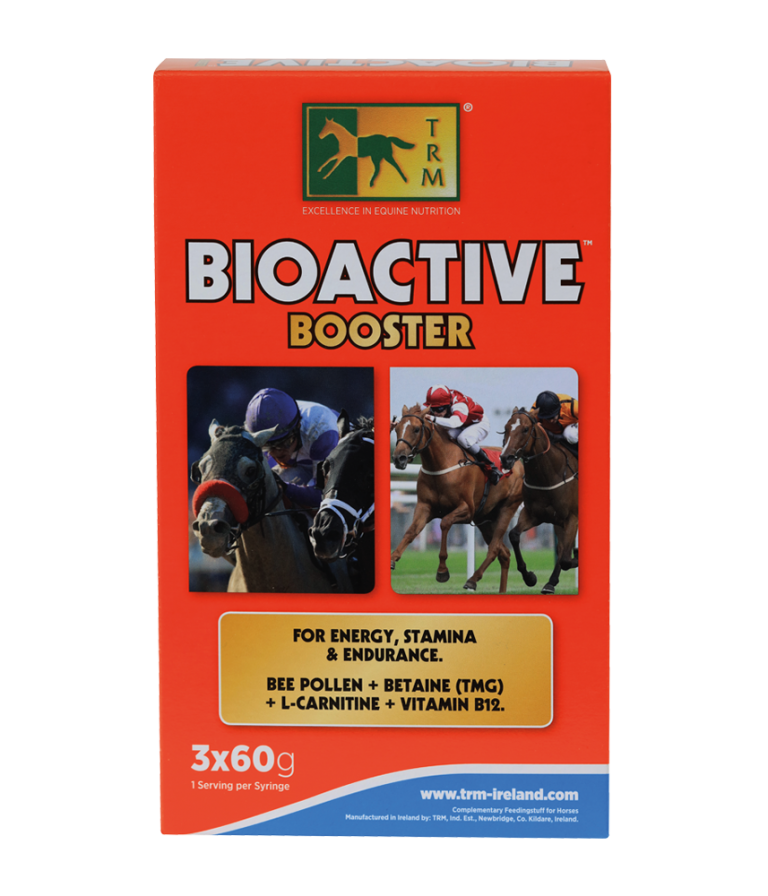 Embalagem vermelha do suplemento Bioactive Booster para cavalos da TRM com imagens de cavalos a correr e texto informativo