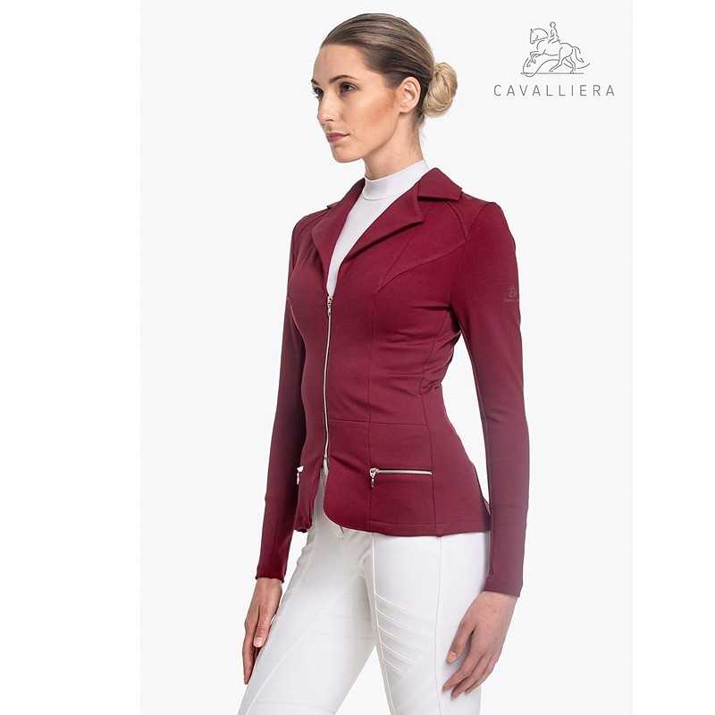 Blazer feminino bordô com zíper e bolsos, calças brancas, logótipo CAVALLIERA no fundo