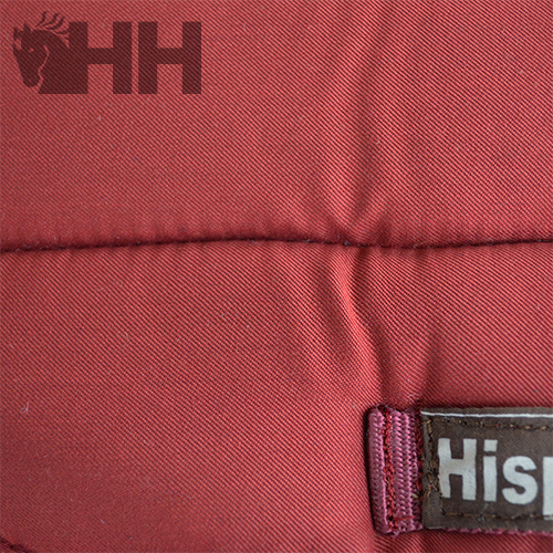 Tecido acolchoado vermelho com etiqueta e logotipo HH