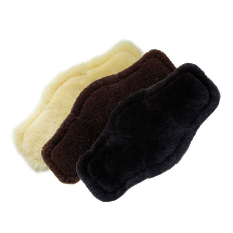 Três almofadas felpudas em creme, castanho e preto