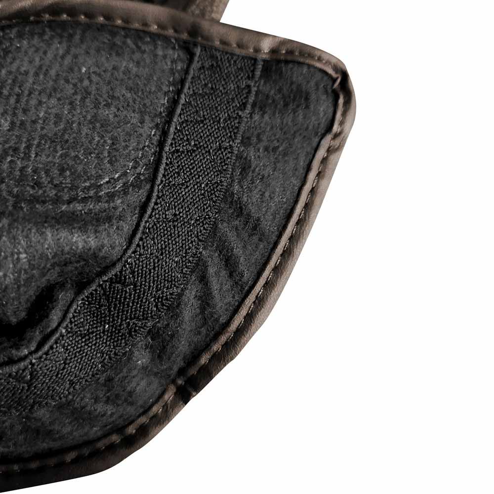 Detalhe de bolsa preta com costura castanha