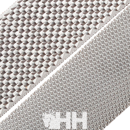 Padrão de textura metálica cinza com triângulos e logo HH