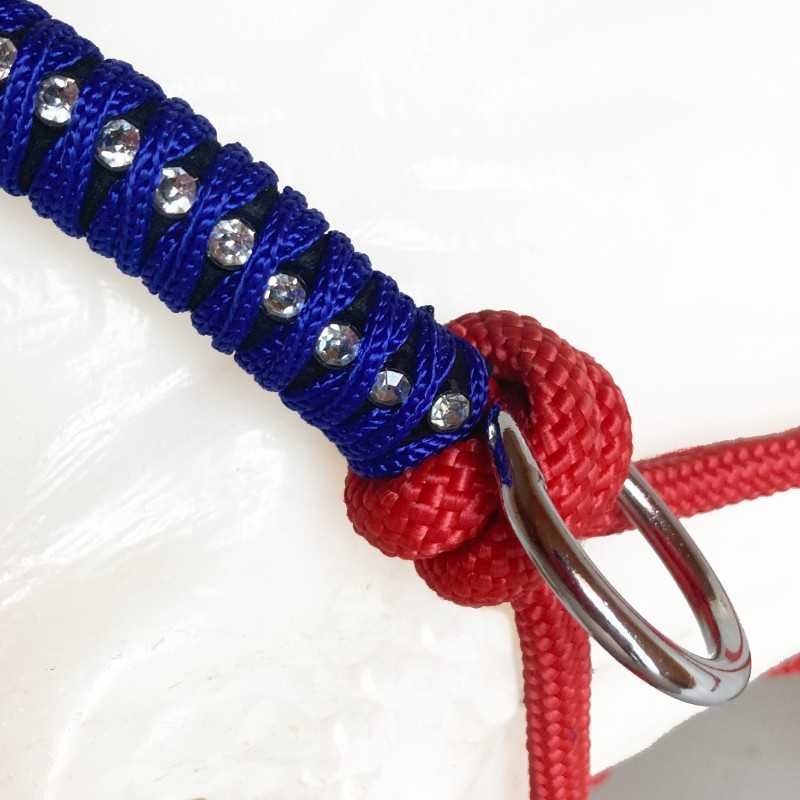 Acessório de corda azul com detalhes prateados e corda vermelha com argola metálica