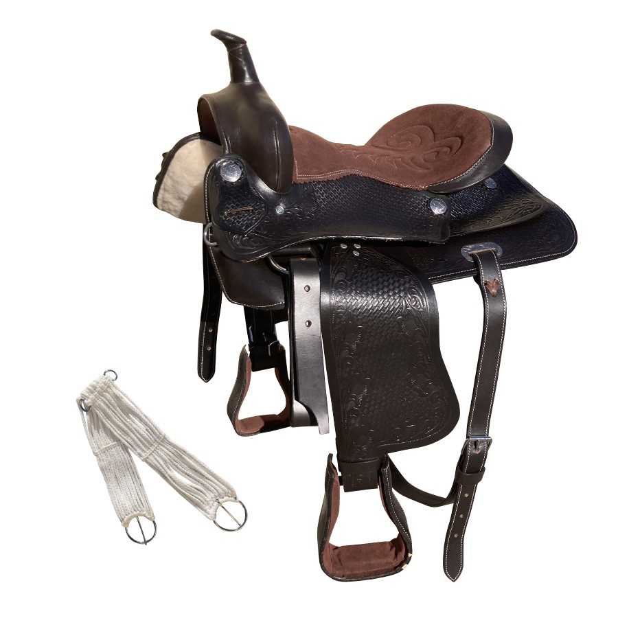 Sela de montar preta e castanha com cinch branco e argolas em fundo branco