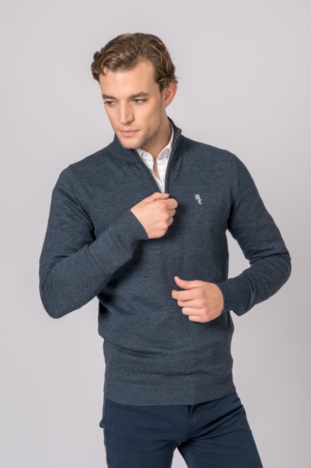 Homem com sweater cinza escuro de malha e calças escuras