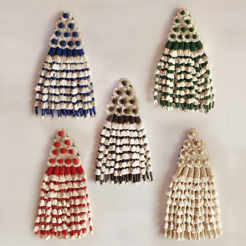 Cinco peças têxteis listradas em azul, verde, vermelho, preto e bege sobre superfície clara