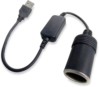 Cabo adaptador USB para isqueiro automóvel preto com conector USB.