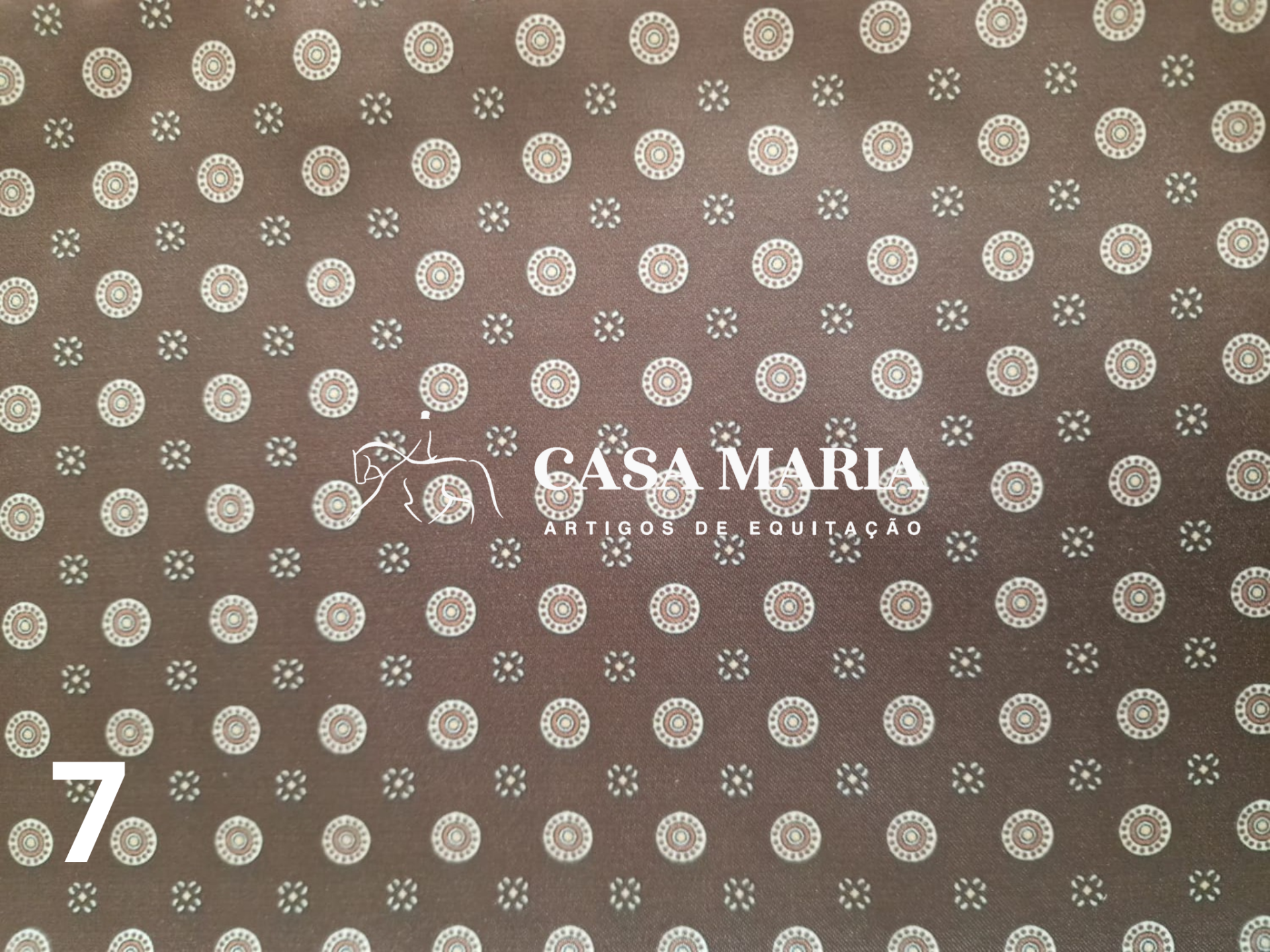 Pano castanho com padrão de círculos brancos e texto branco 