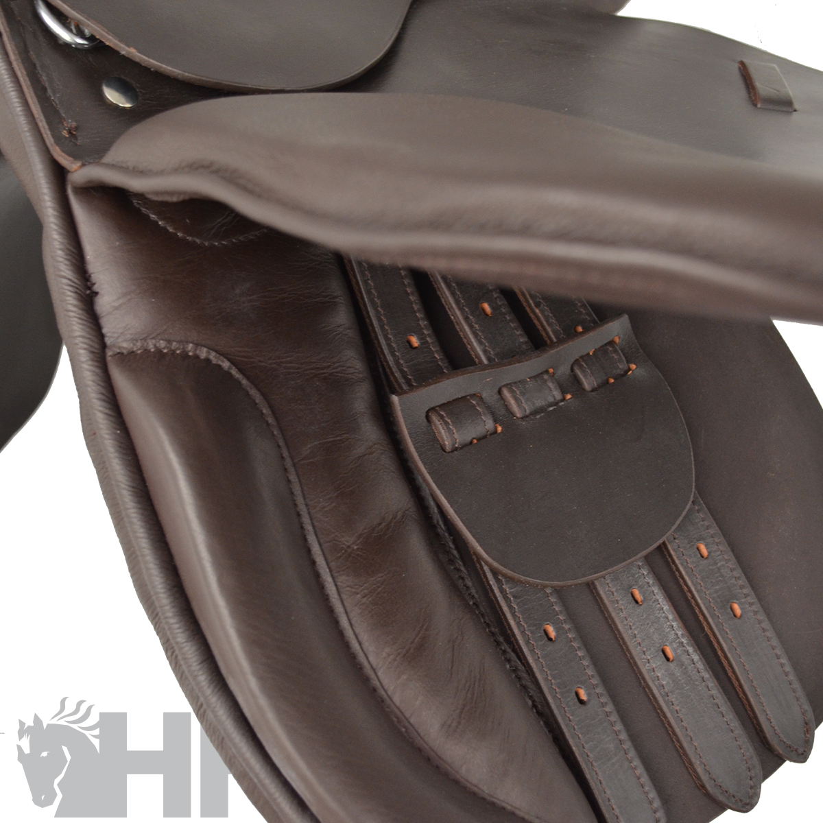 Sela de couro marrom escura com tiras perfuradas