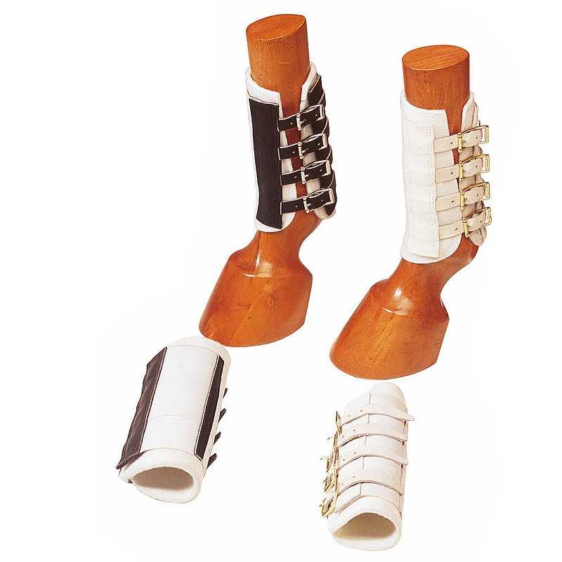 Protetores ortopédicos em couro sintético branco e preto com fivelas, sobre suportes de madeira