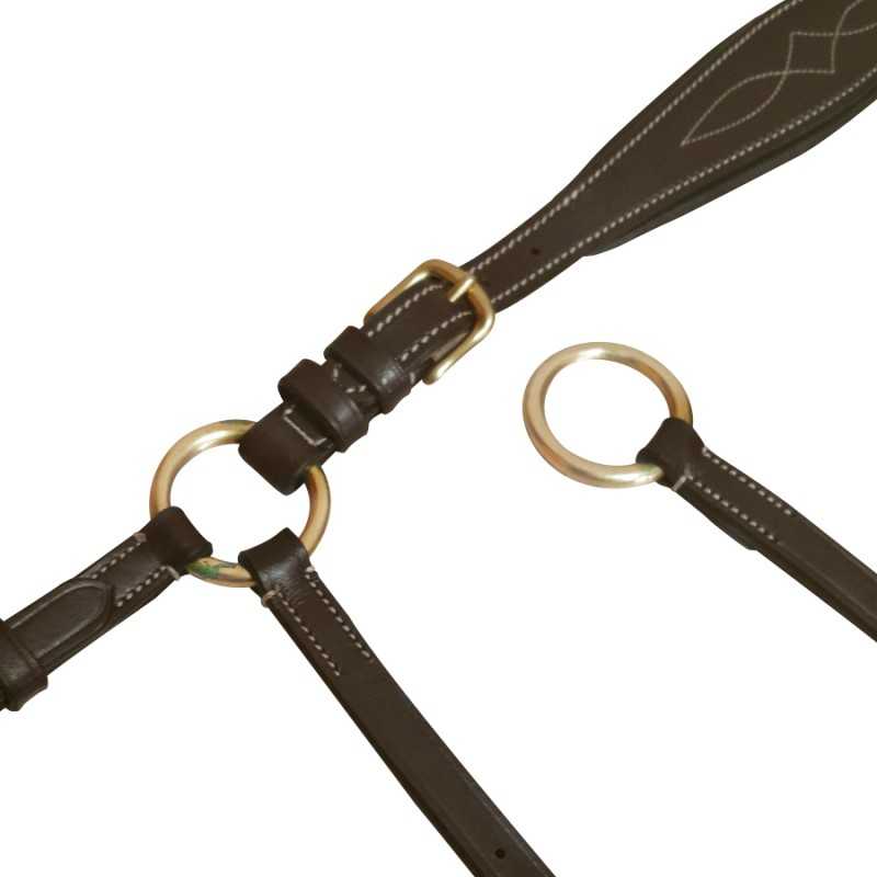 Peças de arreio em cabedal castanho com costura branca e argolas metálicas douradas