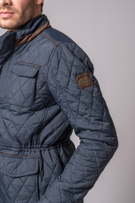 Casaco azul matelassado masculino com bolsos e patch castanho na manga