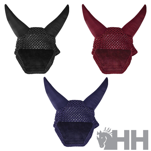 Três bonés de cavalo em croché preto, bordô e azul com orelhas rígidas, fundo branco e logotipo HH