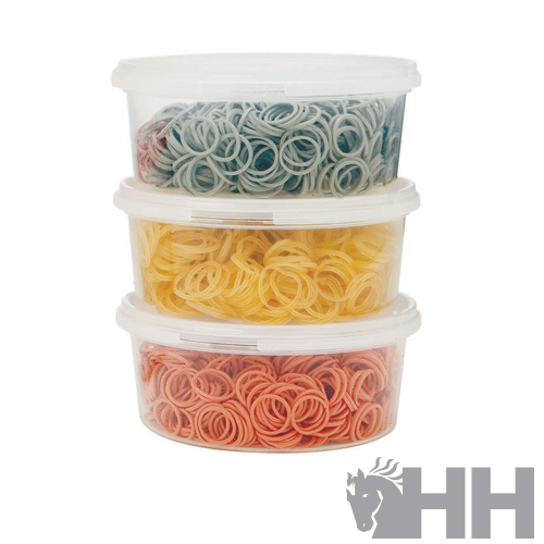 Três recipientes transparentes com elásticos coloridos empilhados.