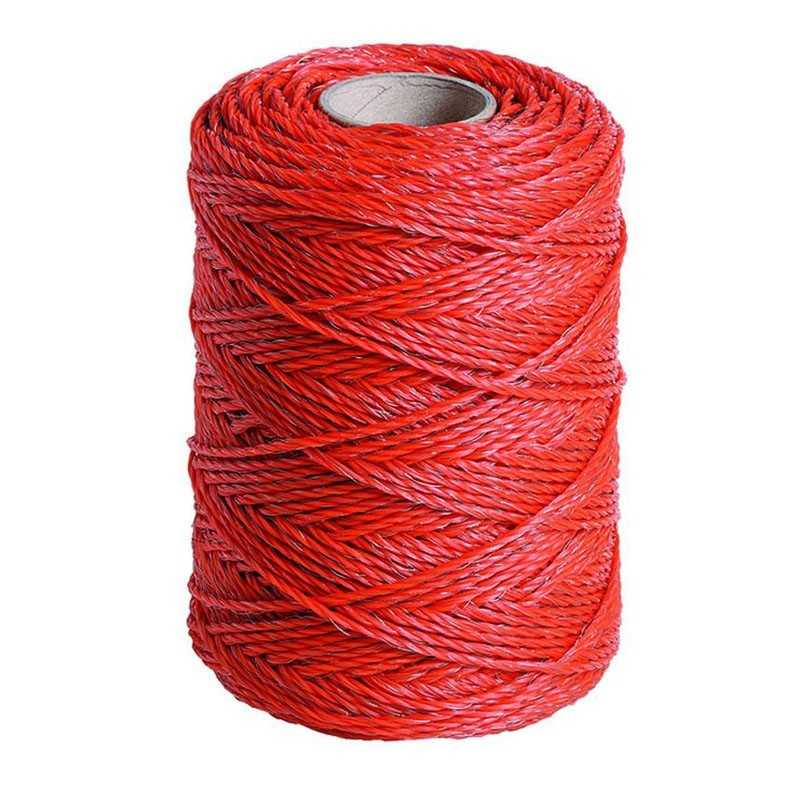 Rolo de fio vermelho trançado em carretel cilíndrico.