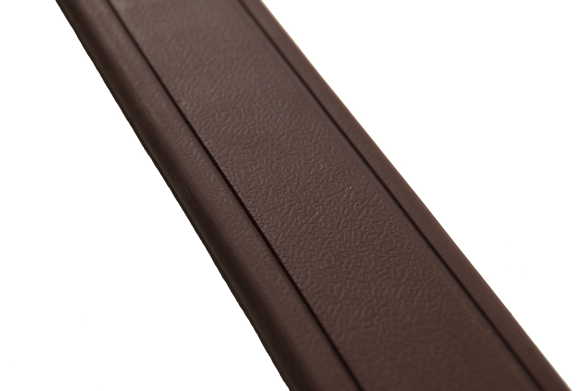 Perfil rígido castanho texturizado em fundo branco