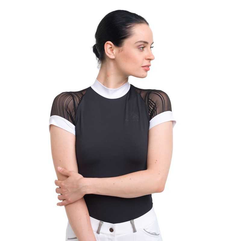 T-shirt preta com gola e punhos brancos e mangas de rede transparentes