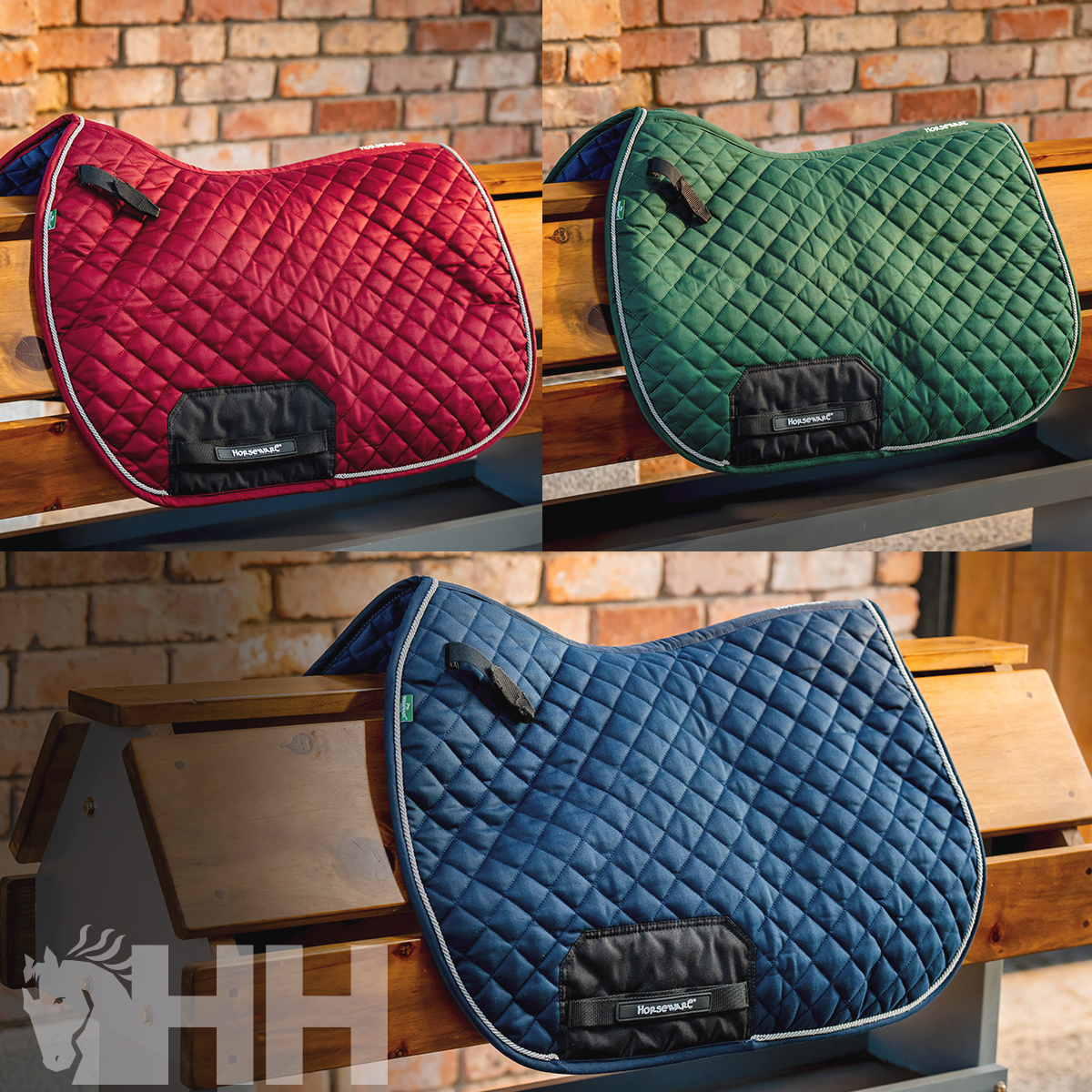 Três mantas para cavalo em padrão matelassê nas cores vermelho, verde e azul em suportes de madeira