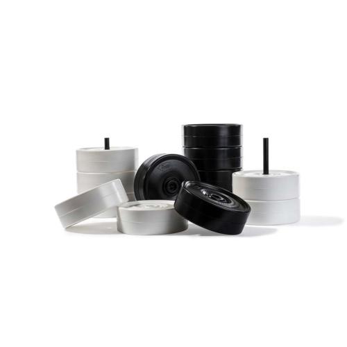 Conjunto de roldanas brancas e pretas em fundo branco