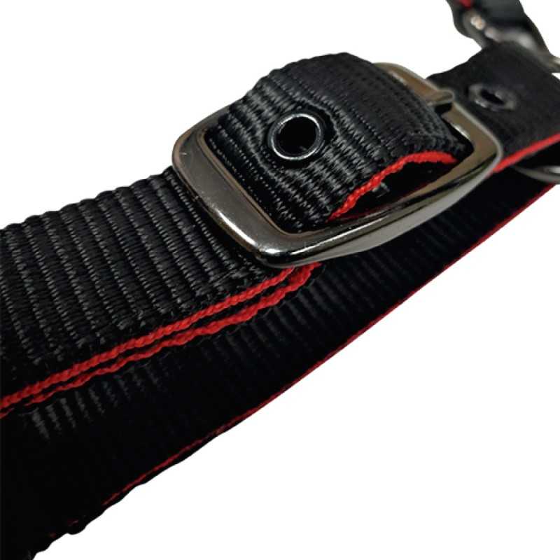 Correia preta de nylon com linha vermelha e fivela metálica prateada
