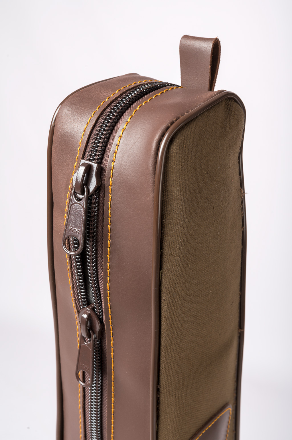 Mala pequena retangular castanho em tecido e couro com fechos de correr YKK