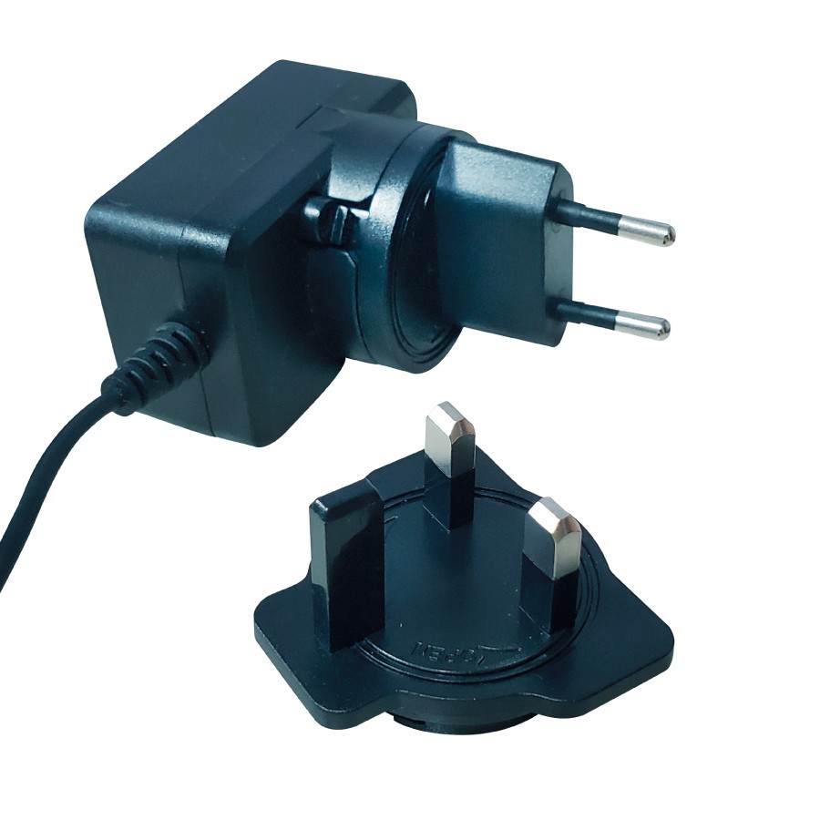 Adaptador de corrente preto com ficha europeia e adaptador britânico separado