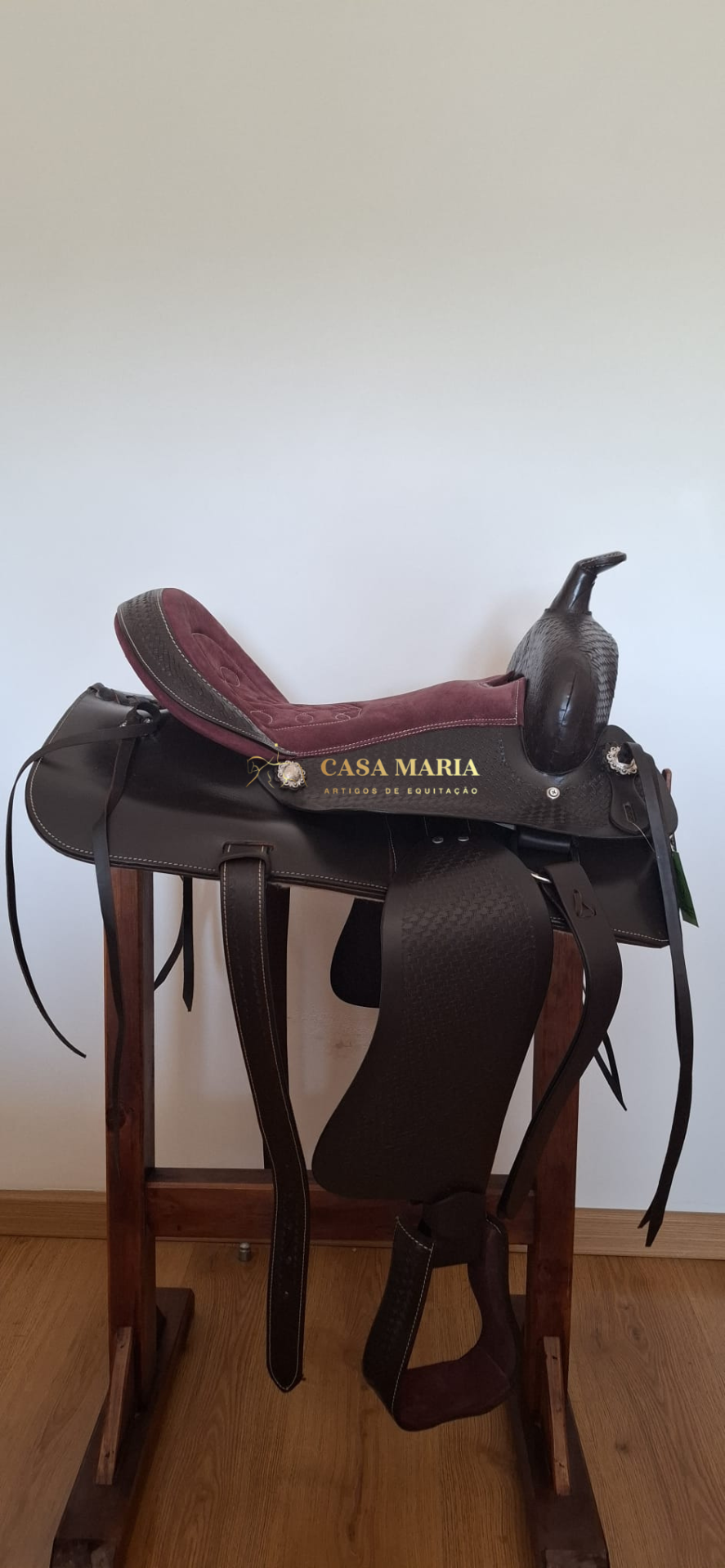 Sela de equitação em couro castanho escuro com assento em tecido cor vinho