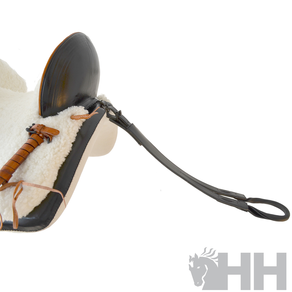 Sela de equitação preta com assento branco de pelúcia e correias de couro