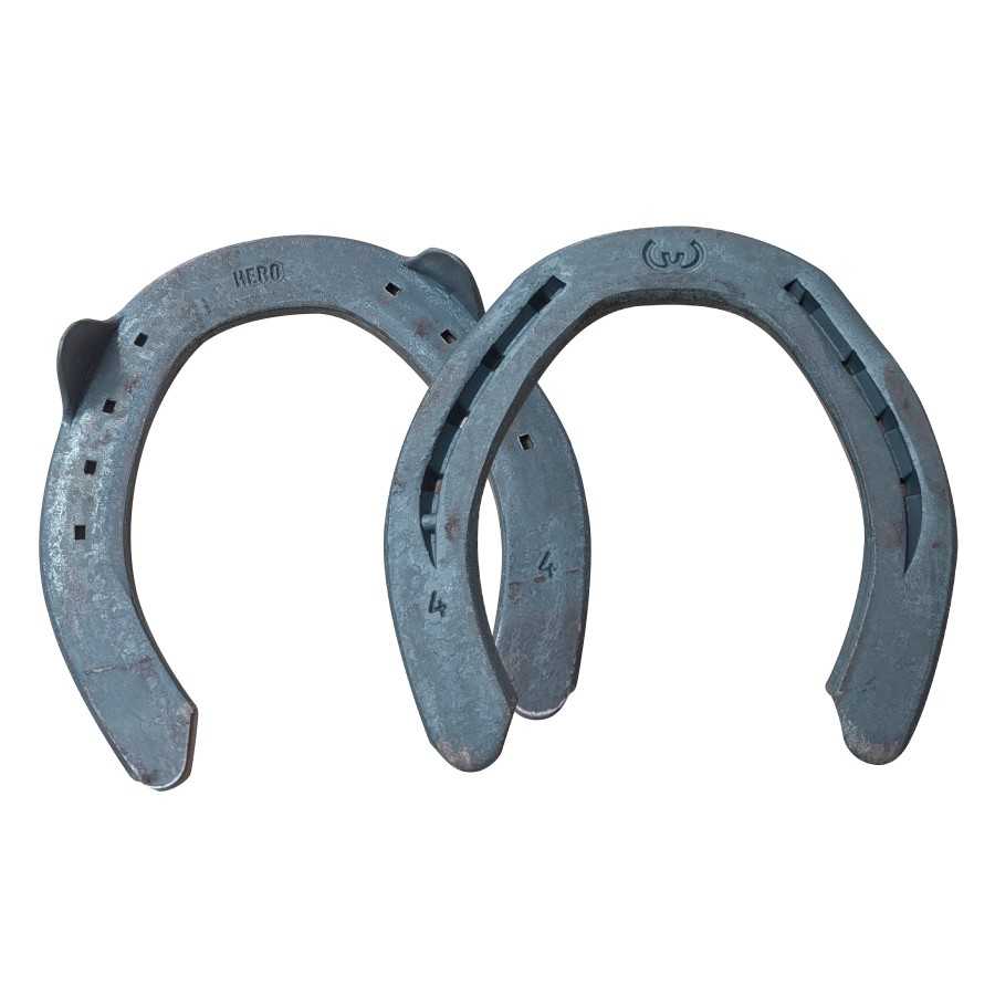 Duas ferraduras metálicas cinzentas para cavalo