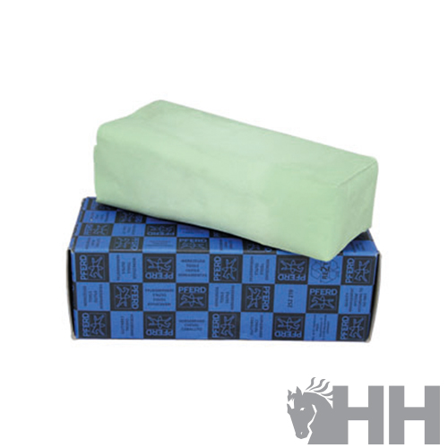 Bloquinho retangular verde claro sobre caixa azul com padrão e texto PFERD