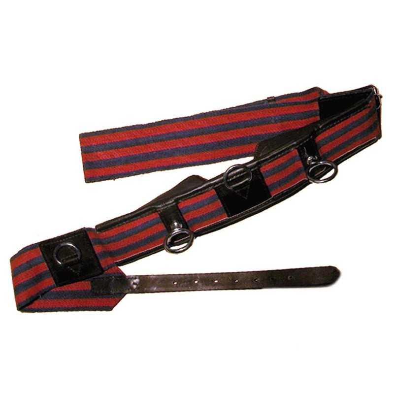 Cinto às riscas vermelhas e pretas com argolas metálicas e detalhes em pele preta