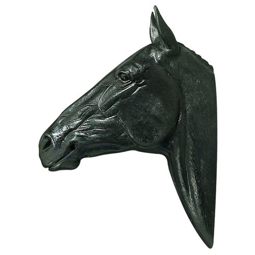 Escultura negra da cabeça de um cavalo vista de lado