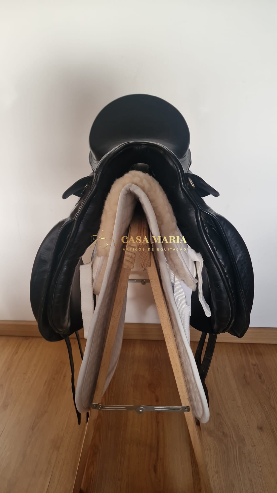 Sela de equitação preta em couro com interior almofadado