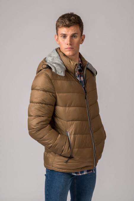 Casaco acolchoado castanho claro com capuz cinza, usado por homem