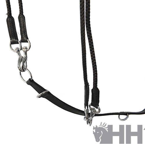 Arnês de cavalo cinzento e preto com partes de metal