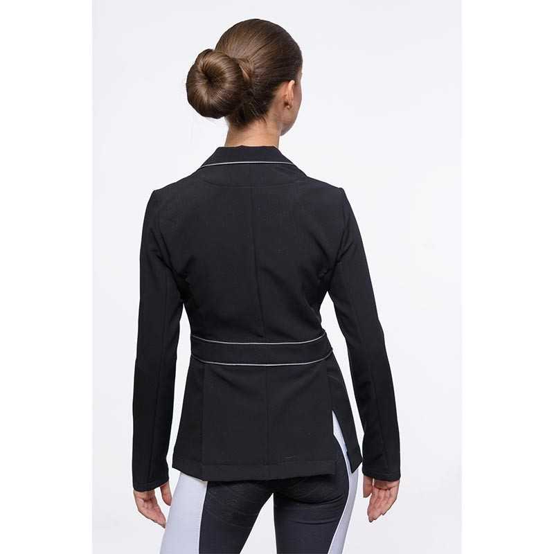 Mulher de costas com blazer preto de costura branca e calças pretas e cinza