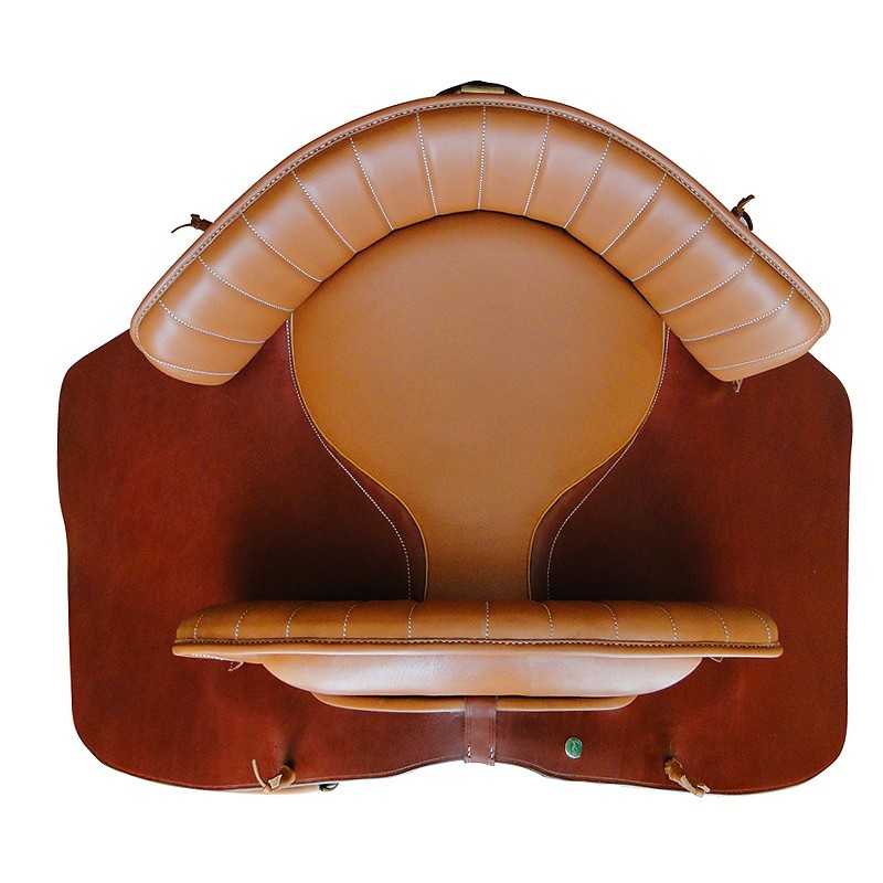 Sela de equitação castanha de couro vista de cima