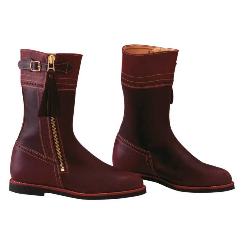 Botas de couro castanho-escuro com fecho dourado e fivela na parte superior