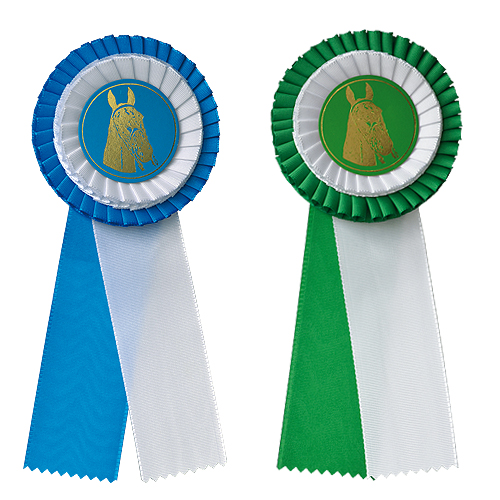 Dois rosetões com fitas azul/branco e verde/branco com cabeça de cavalo dourada no centro