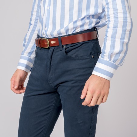 Homem com camisa azul e branca, calças azuis e cinto castanho