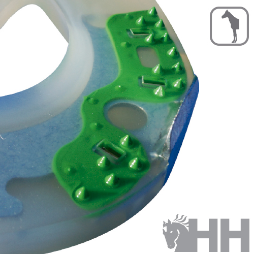 Equipamento com peças em plástico translúcido, verde com saliências e parte azul rígida, logótipo HH com cavalo