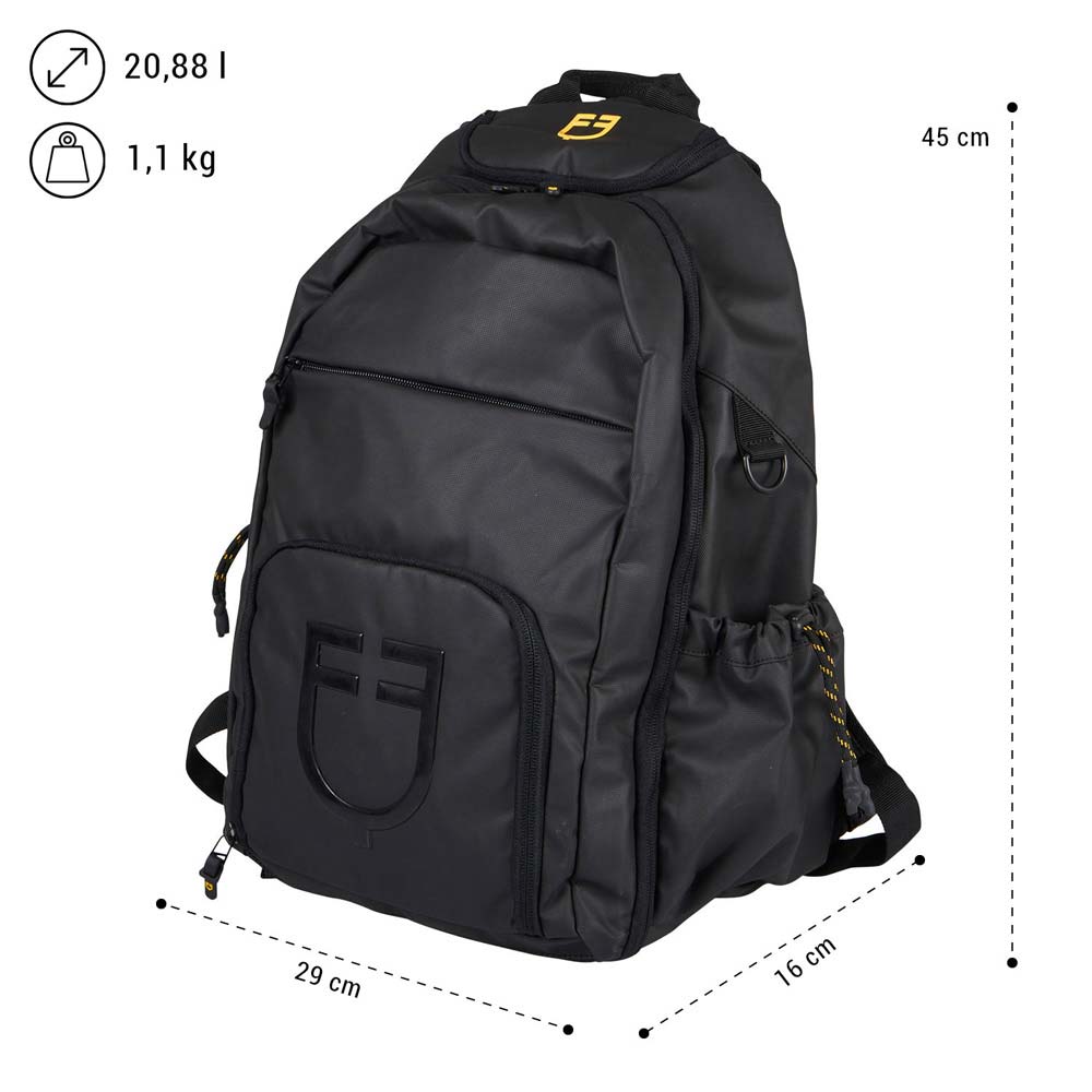 Mochila preta com logótipo em relevo na frente e vários bolsos
