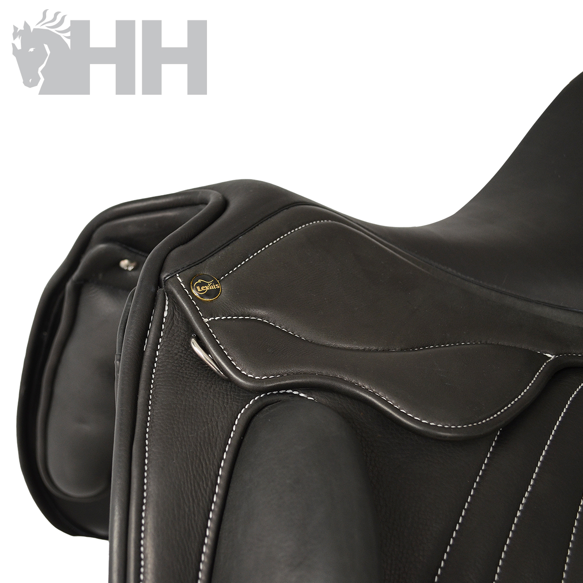 Sela de equitação preta detalhada com costuras brancas e etiqueta dourada Knights