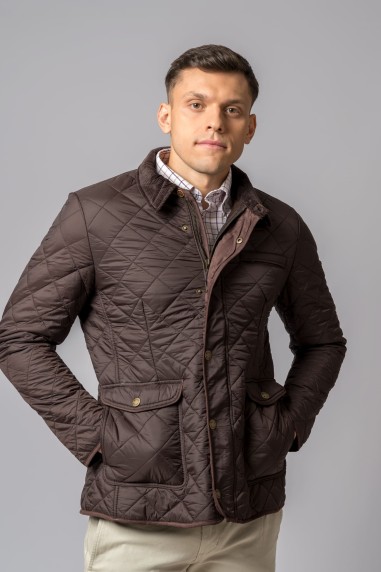 Casaco masculino acolchoado castanho com padrão de losangos
