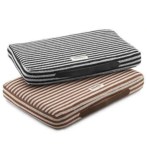 Duas capas riscas para portátil, preta e branca e castanha e bege, com pega em pele.