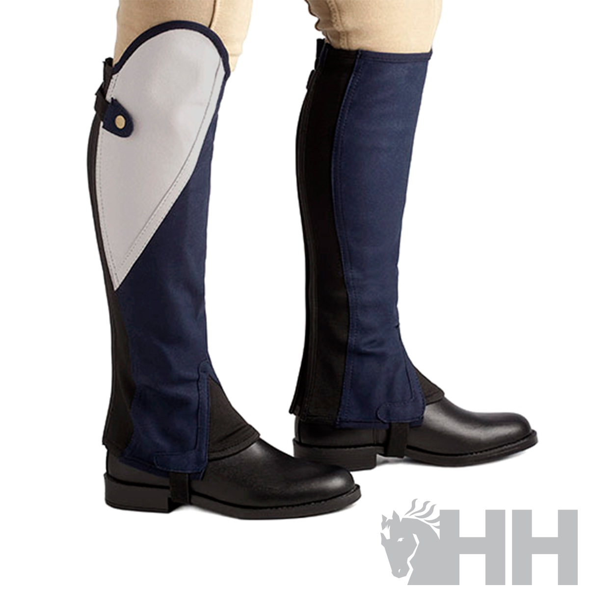 Perneiras de equitação azul escuro e cinza com botas pretas e calças bege