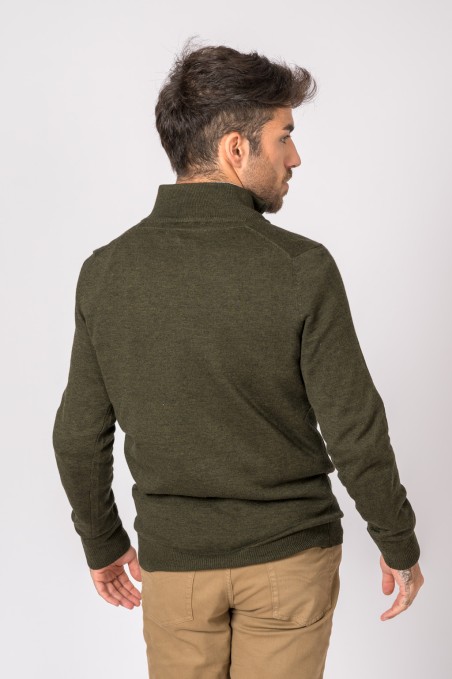 Camisola de malha verde-oliva com gola alta vista de costas