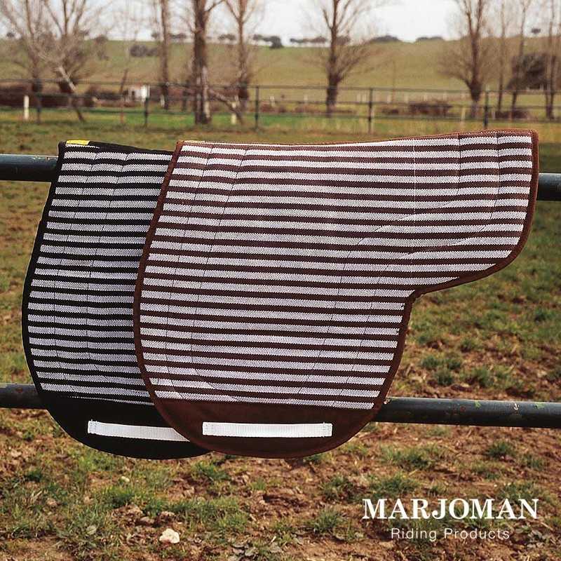 Dois mantos de equitação às riscas num ambiente campestre