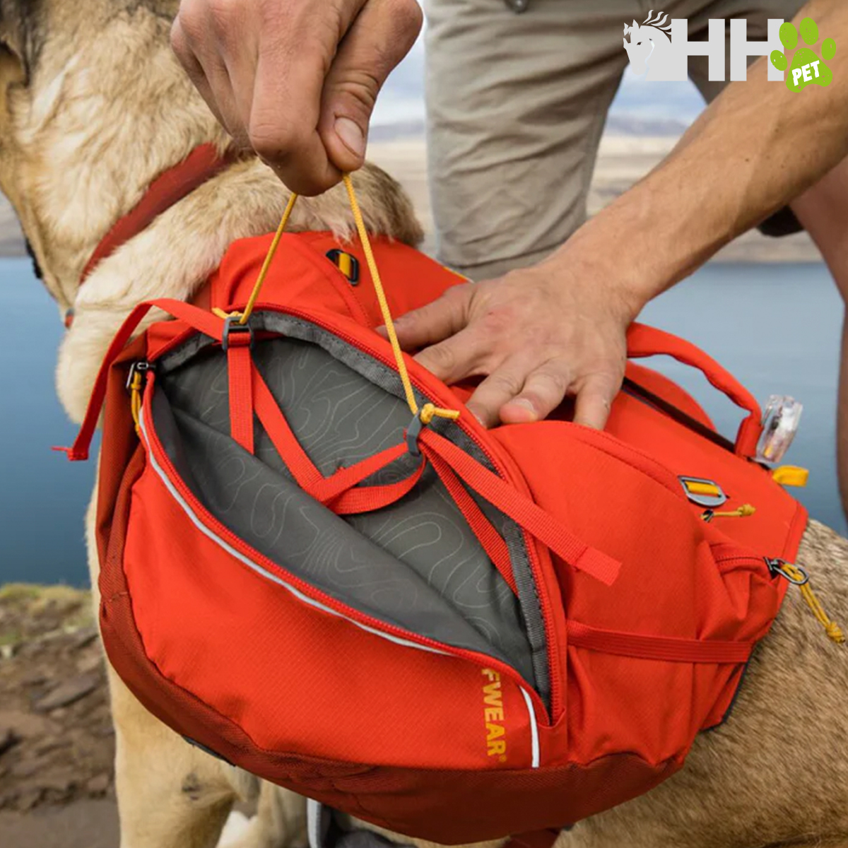 Mochila laranja para cão com detalhes em vermelho e cinza, zíper e alças ajustáveis